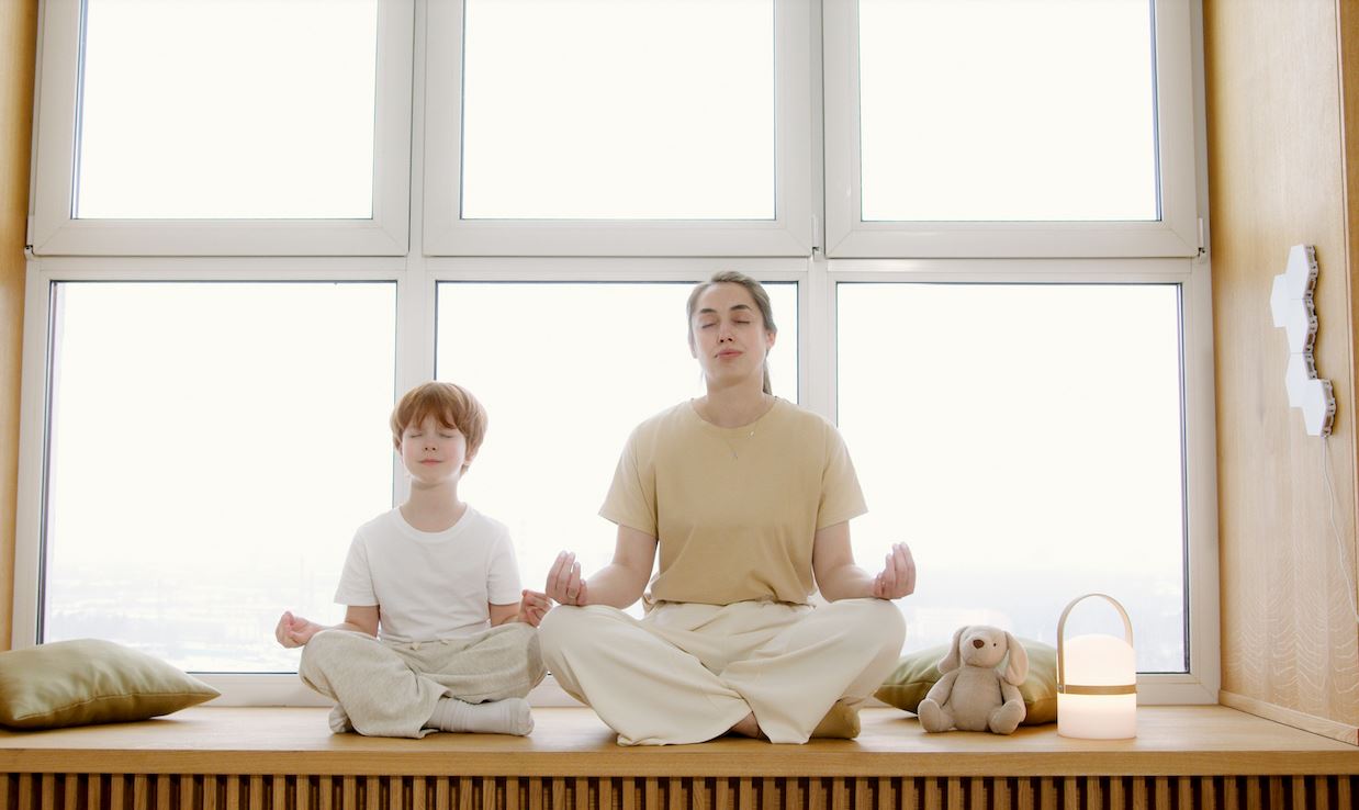 méditation femme enfant